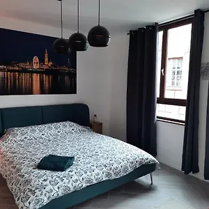 Center In Quiet Street & Airco Appartement